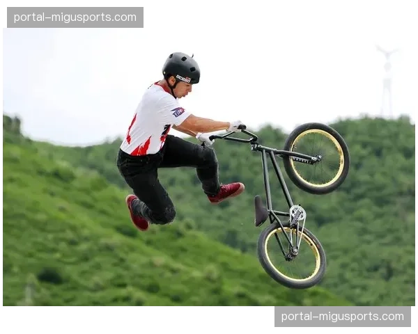 惠州市体育运动学校小轮车运动员接受专业现场技术指导