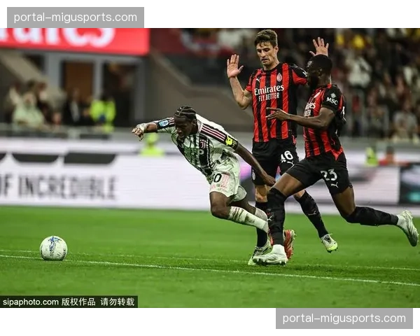 AC米兰主场对阵尤文图斯，萨勒马科尔斯射门击中横梁